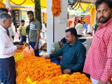 बावल रोड स्थित फूलों की दुकान पर फूलों की खरीदारी करते ग्राहक। संवाद 