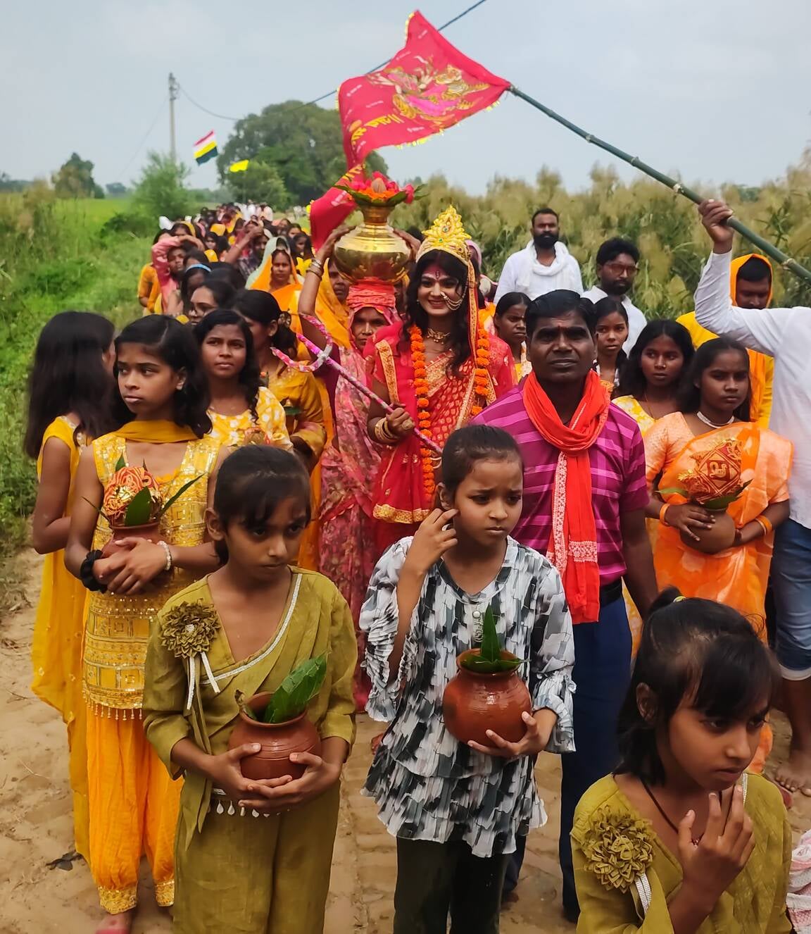 Ghazipur News: सतचंडी महायज्ञ से पहले कलश लेकर यात्रा में शामिल हुईं 108 कन्याएं