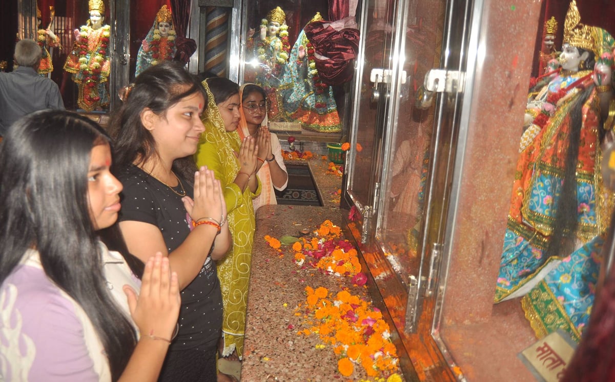 Hapur News: कलश स्थापना कर मां शैलपुत्री की हुई आराधना