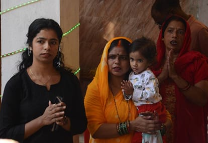 चौक स्थित श्री बड़ी काली जी मंदिर में दर्शन करते भक्त।