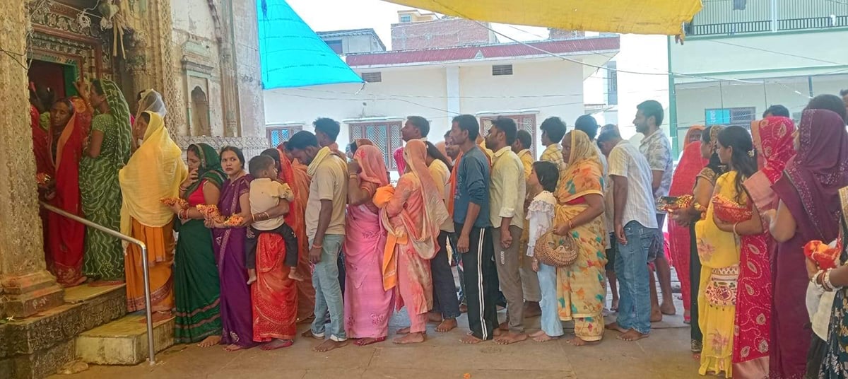 Chandauli News: देवी मंदिरों में उमड़ी आस्था, घरों में हुई कलश स्थापना