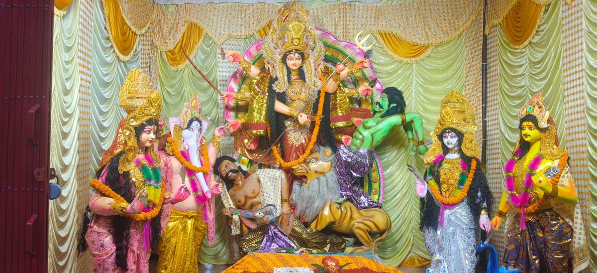 Mirzapur News: देवी मंदिरों और पंडालों तक लगे मां के जयकारे