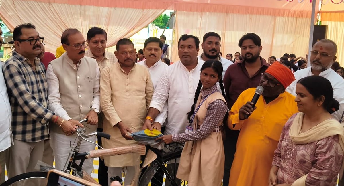 Lucknow News: 121 बेटियों का सम्मान, साइकिल का उपहार