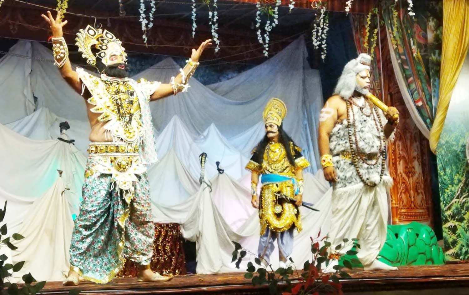 डबवाली। रामलीला में कैलाश पर्वत झांकी का मंचन करते हुए कलाकार। संवाद