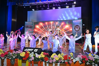 डीएवी स्कूल के वार्षिक समारोह में प्रस्तुति देते बच्चे। स्रोत: कॉलेज प्रबंधन