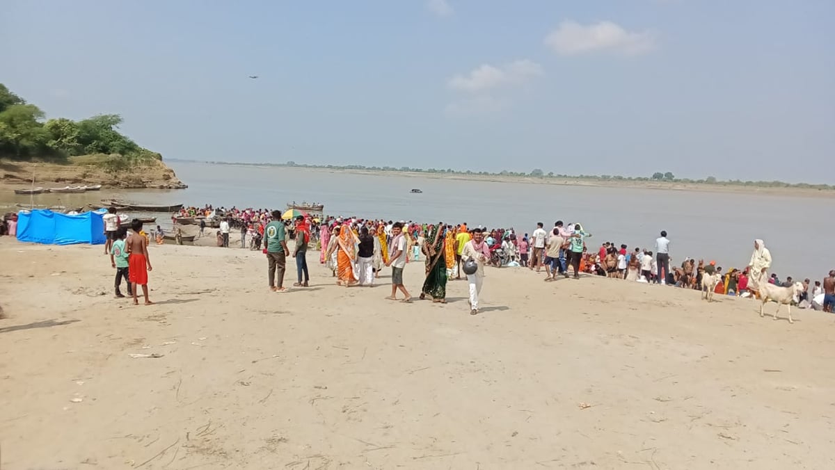 Prayagraj News: डीहा गंगा घाट पर नवरात्र में उमड़ी भीड़