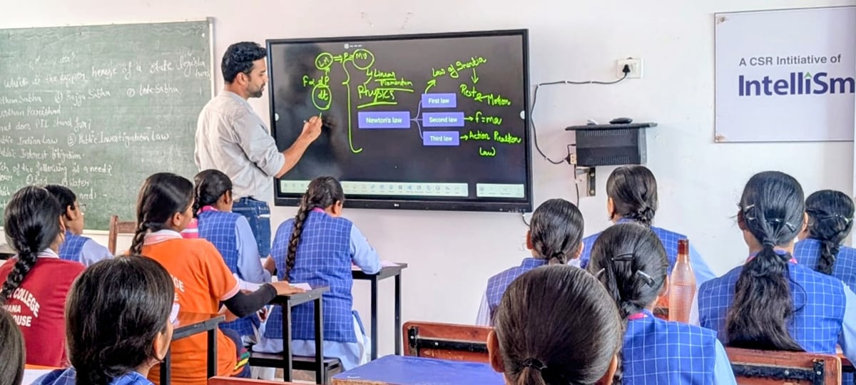 Meerut News: एएस इंटर कॉलेज  में डिजिटल क्रांति से छात्राएं भरेंगी सपनों की उड़ान