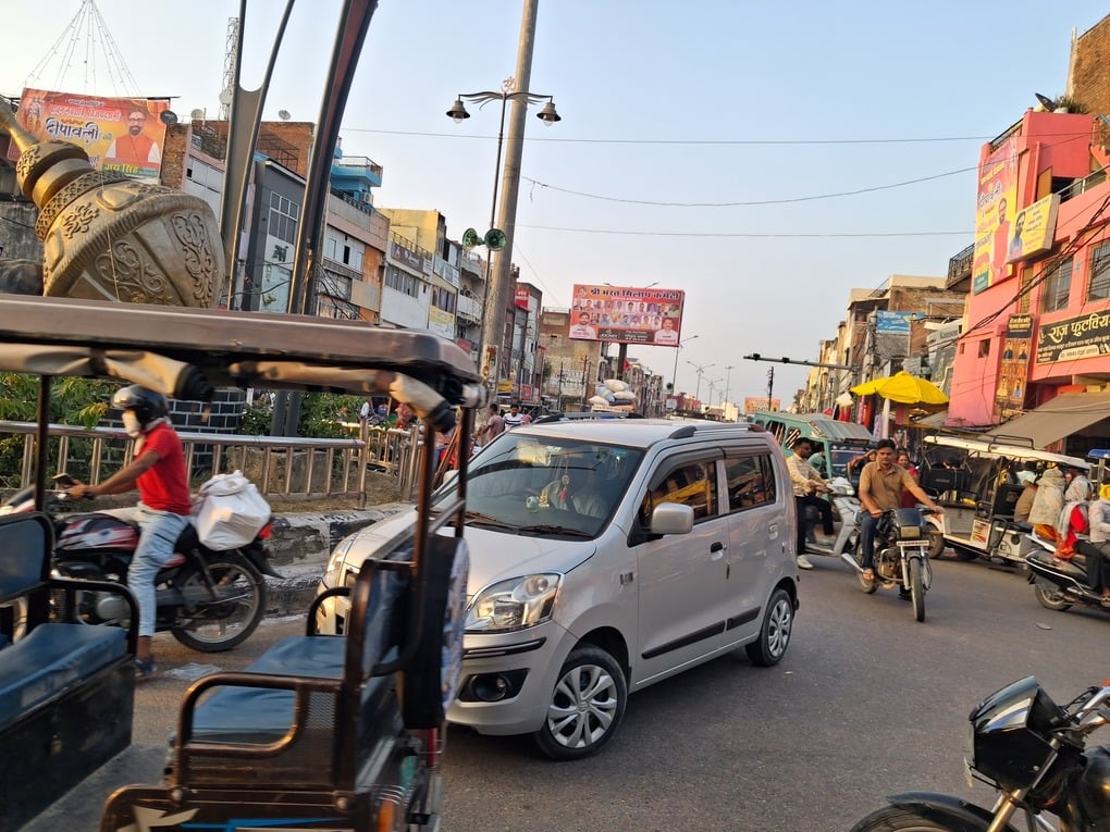 Prayagraj News: फाफामऊ तिराहे पर टेंपो स्टैंड से लग रहा जाम, राहगीर परेशान