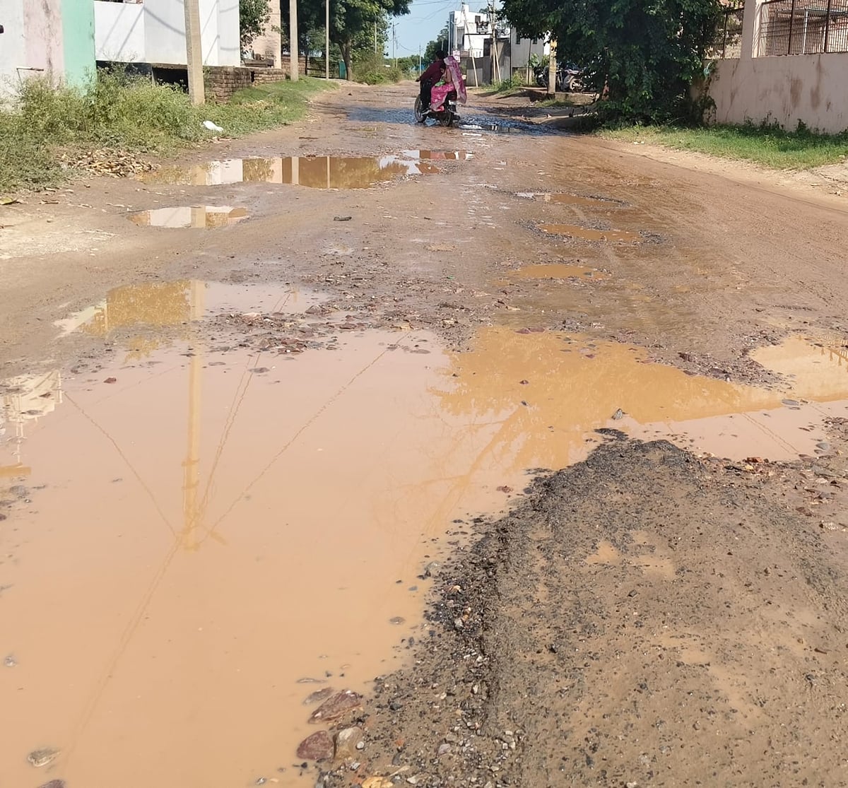 Noida News: जर्जर सड़क से परेशान ग्रामीण