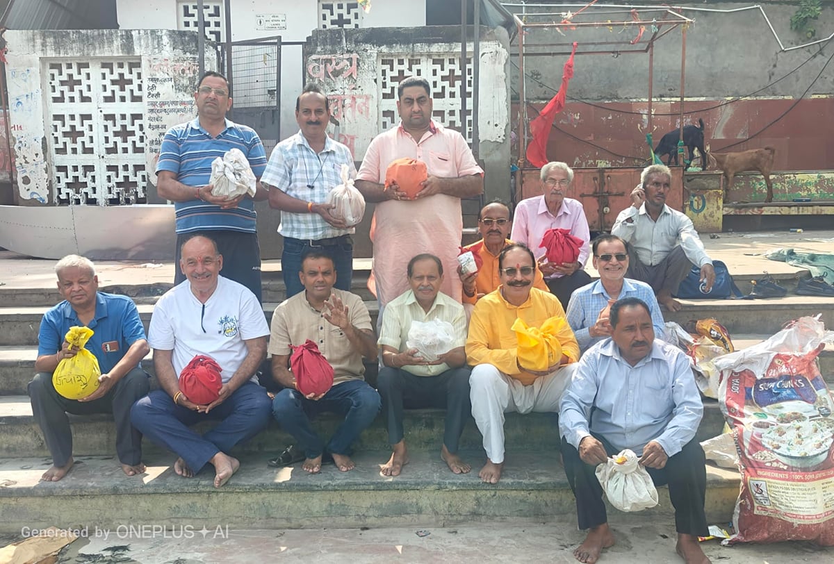 Shahjahanpur News: लावारिस 100 अस्थि कलशों का पांचाल घाट पर किया विसर्जन