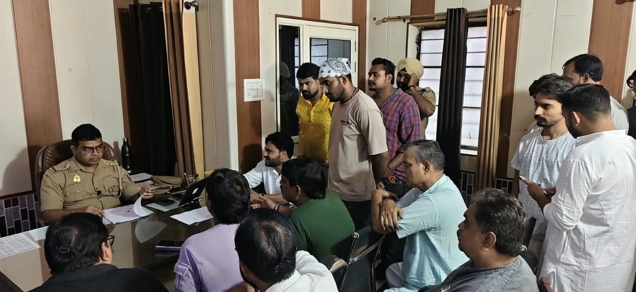 फेसबुक पर अभद्र अपमानजनक टिप्पणी के विरोध में कोतवाल से शिकायत करते भारतीय बजरंग दल कार्यकर्ता-