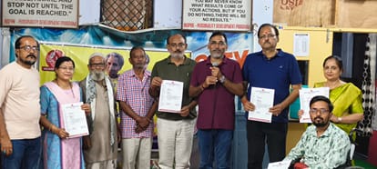 फोटो - 02 गोष्ठी में मौजूद कविगण। संवाद