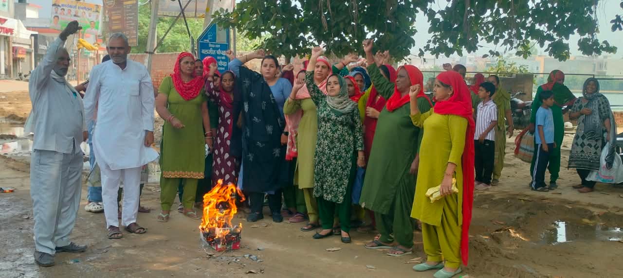 फोटो 10 नरवाना। पुतला जलाकर विरोध प्रदर्शन करते हुए डीवाईएफआई के सदस्य। स्रोत संगठन।