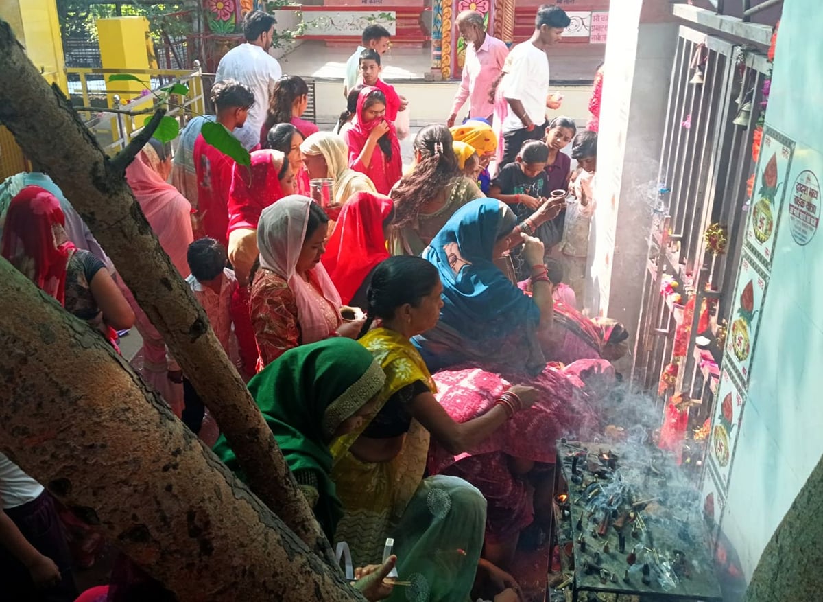 Mahoba News: पहले दिन भक्तों ने की मां शैलपुत्री की आराधना