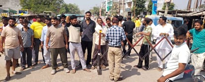 फोटो 11 एमएएचपी 11 परिचय-चरखारी बाईपास मार्ग पर डिवाइडर में कट की मांग को लेकर जाम लगाए मोहल्ले