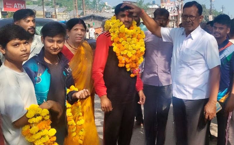 Mahoba News: स्वर्ण पदक विजेता टीम के खिलाड़ी का स्वागत