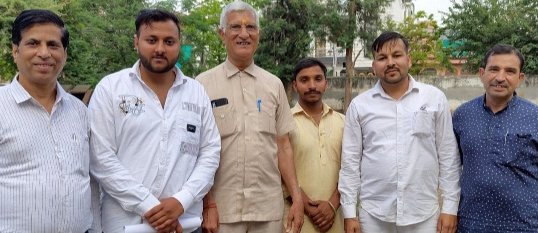 फोटो 11जेएनडी07-सुनार समाज के प्रतिनिधि और डीआईपीआरओ सुरेंद्र वर्मा अपनी प्रतिक्रिया देते हुए।