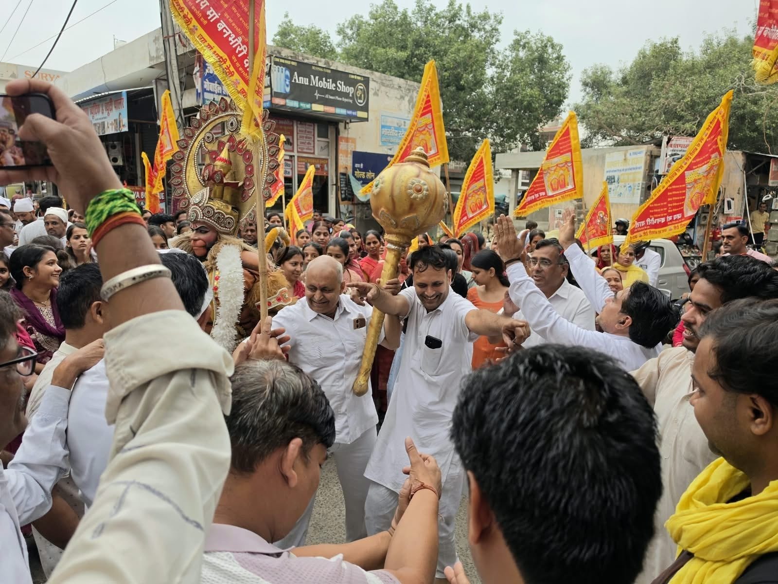 फोटो 11जेएनडी14-लितानी रोड पर पैदल ज्योत यात्रा में झूमते हुए श्रद्धालु। स्रोत श्रद्धालु