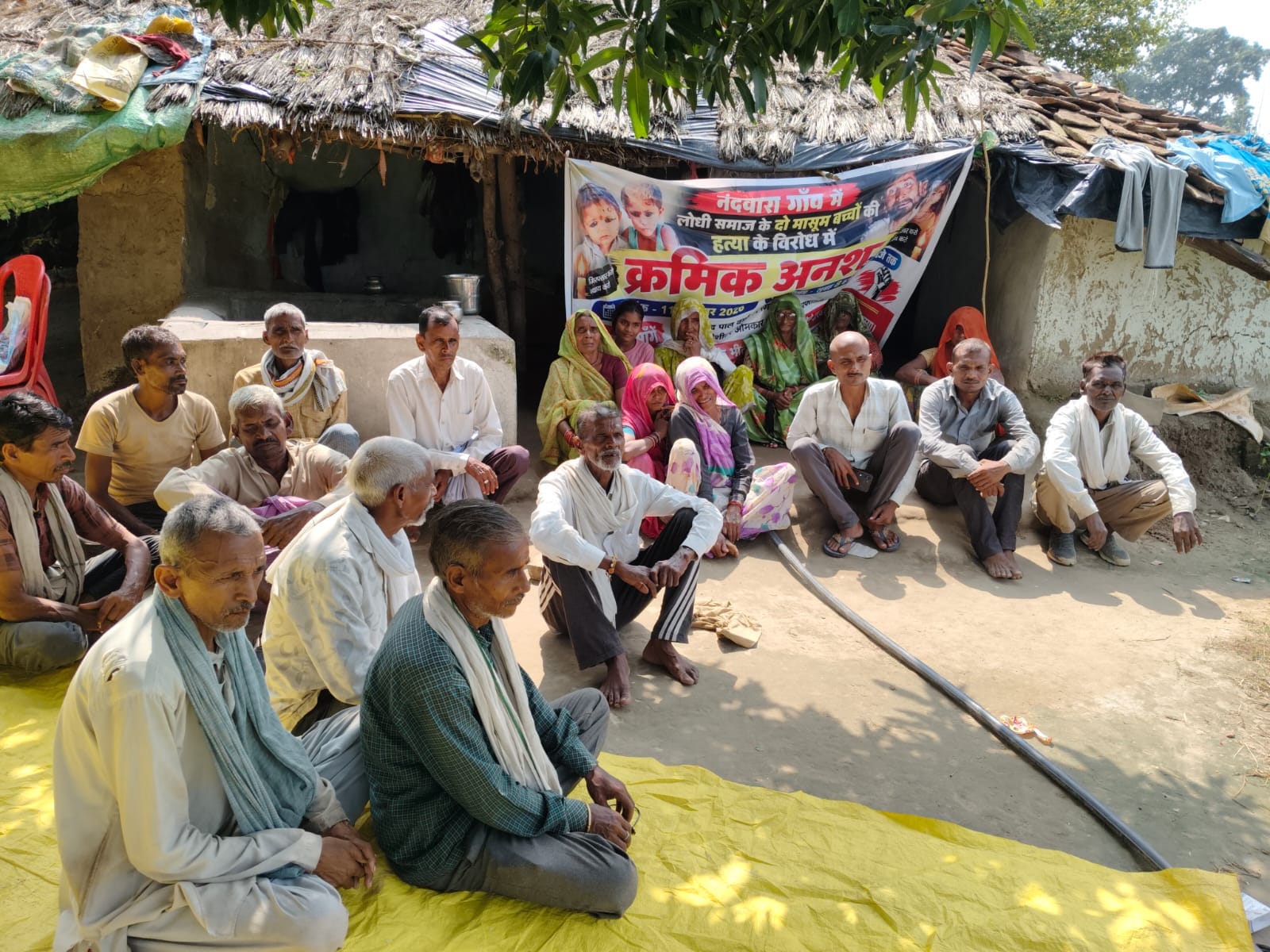फोटो-15- नंदवारा गांव में आरोपियों की गिरफ्तारी न होने से अनशन पर बैठा पीड़ित परिवार। संवाद