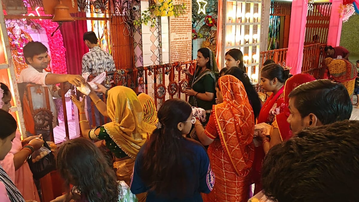Auraiya News: मां शैलपुत्री की पूजा संग गूंजे माता के जयकारे