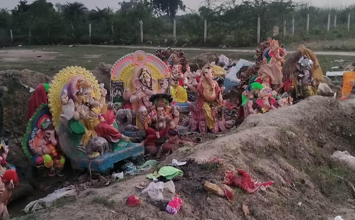 Fatehpur News: आदमपुर घाट पर खुले में पड़ीं गणेश प्रतिमाएं