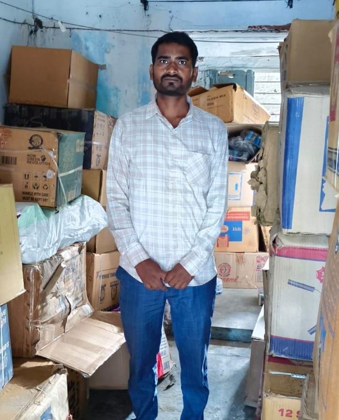 फोटो-41- हथगाम के ग्राम अहिंदा में पकड़ा गया पटाखा कारोबारी। संवाद