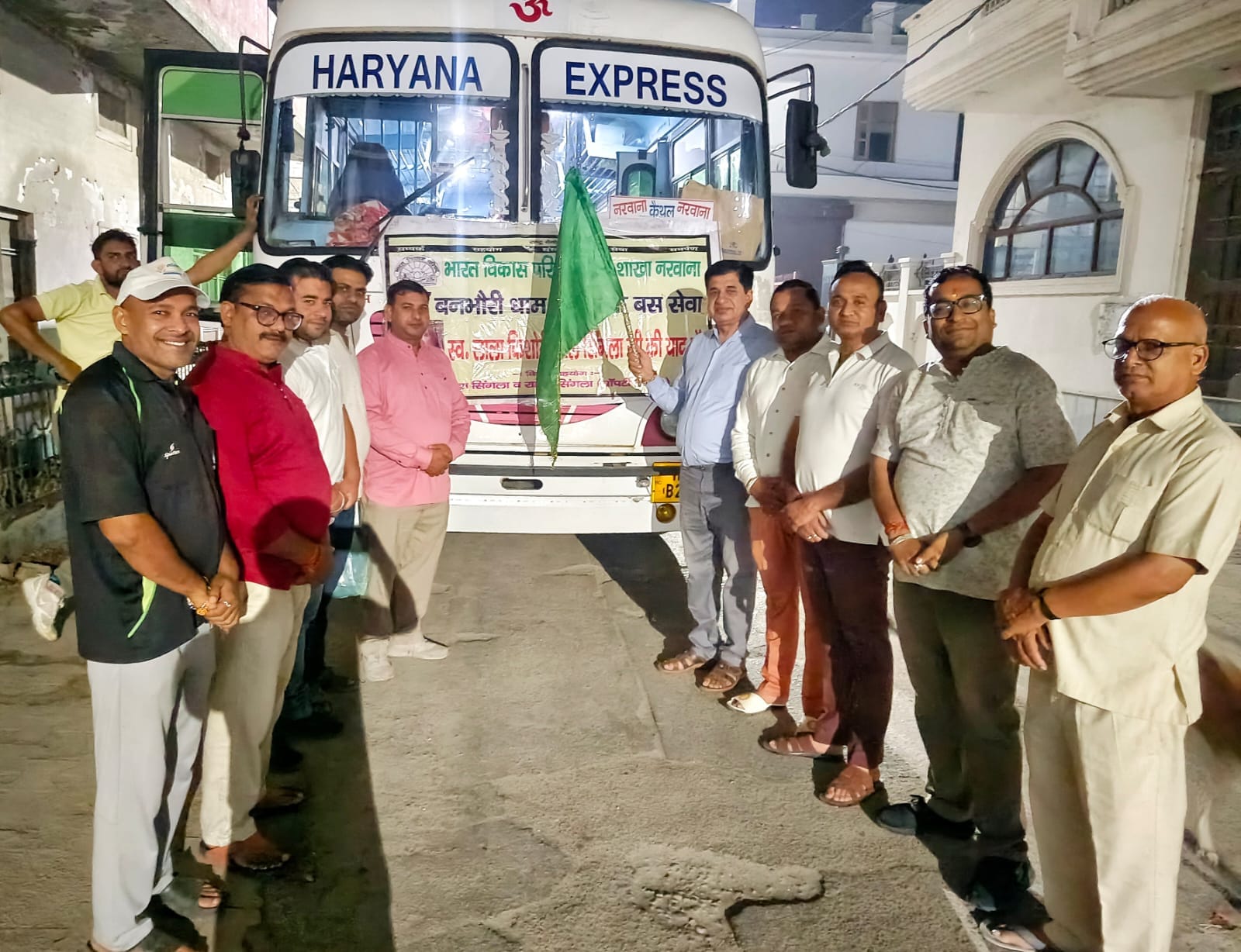 फोटो 5 नरवाना। बनभौरी धाम की निशुल्क बस यात्रा को हरी झंडी दिखाकर रवाना करते हुए। स्रोत संस्था।