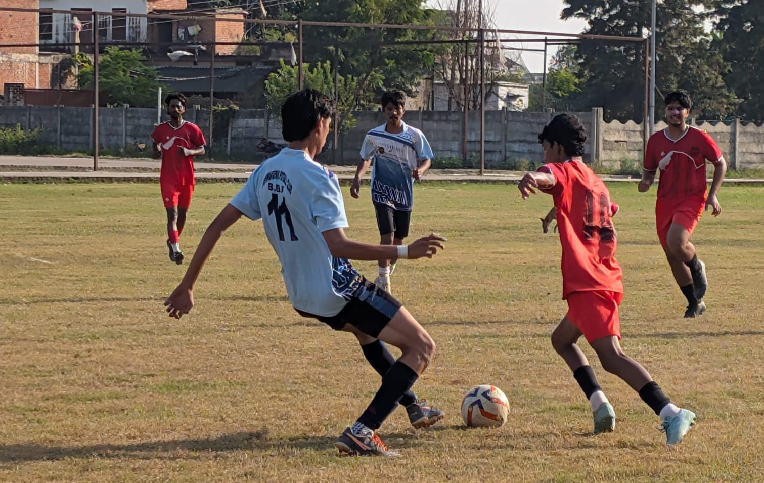 फुटबाल लीग मैच में खिलाड़ियों ने दिखाया दम ।