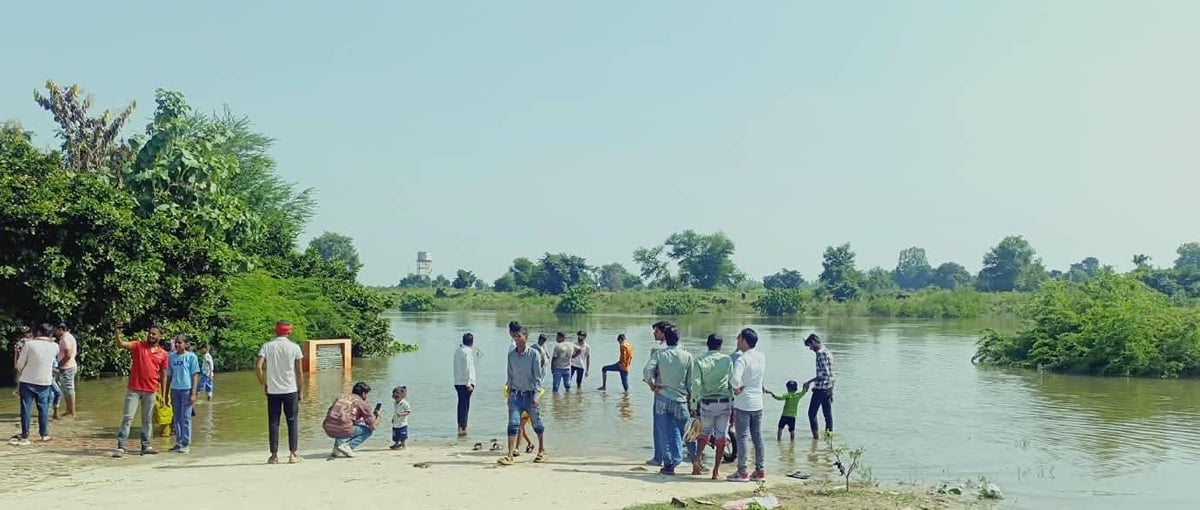 Barabanki News: गाेमती की उफनाती लहरों पर सेल्फी की मस्ती पड़ सकती है भारी