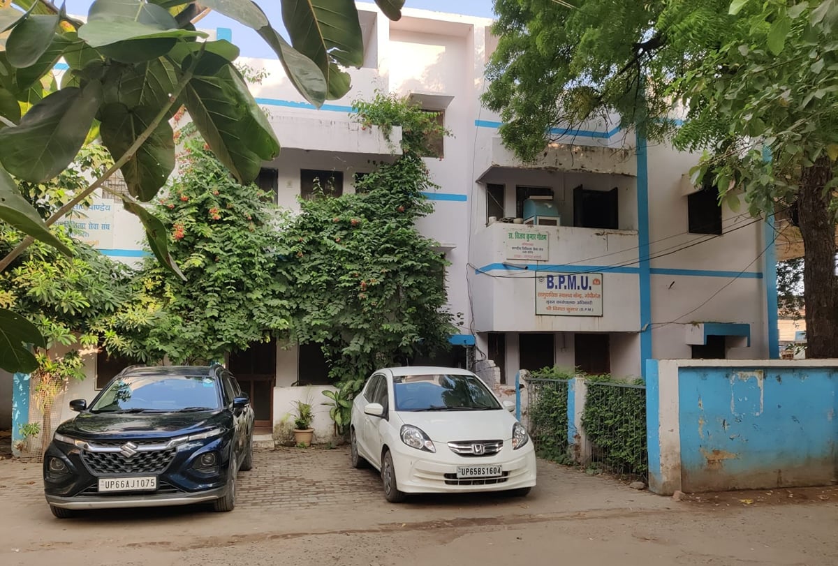 Bhadohi News: डाॅक्टरों के आवासों पर वार्ड बाॅय-नर्स का कब्जा