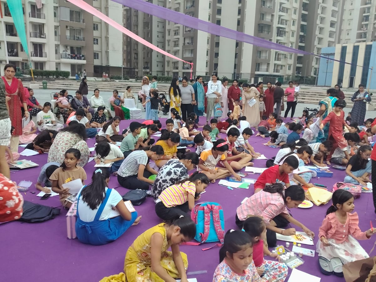 Noida News: ड्राइंग प्रतियोगिता में बच्चों ने बिखेरे रंग