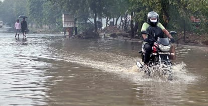 ग्रेटर नोएडा के इकोटेक तीन में बारिश के बाद जलभराव। संवाद