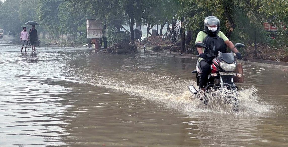 Noida News: बारिश से जलभराव, सुबह स्कूल व कार्यालय पहुंचने में परेशानी