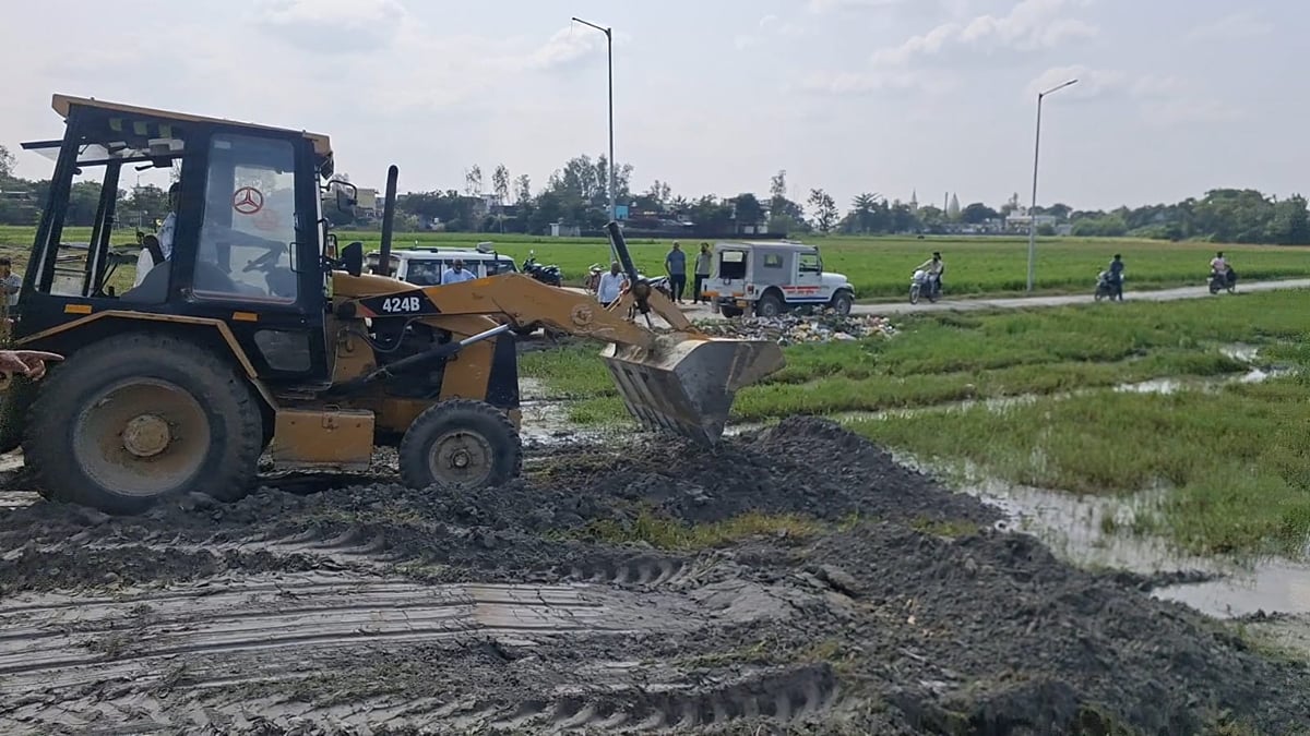 Deoria News: बाईपास का निर्माण कराने पहुंची टीम विरोध पर लौटी, धान की फसल रौंदी