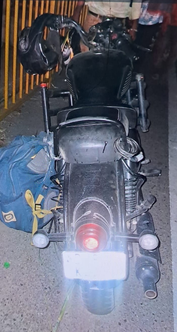 हलदाना पुलिस चौकी में खड़ी बुलेट। संवाद