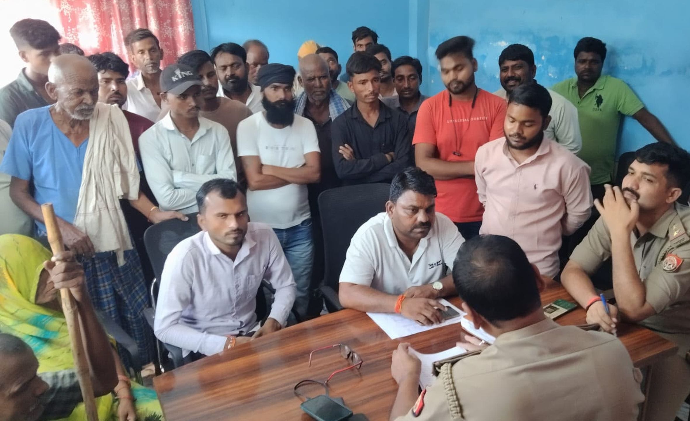 हरचंदपुर क्षेत्र के गुलुपुर चौकी में हंगामा के बाद ग्रामीणों को समझाती पुलिस।