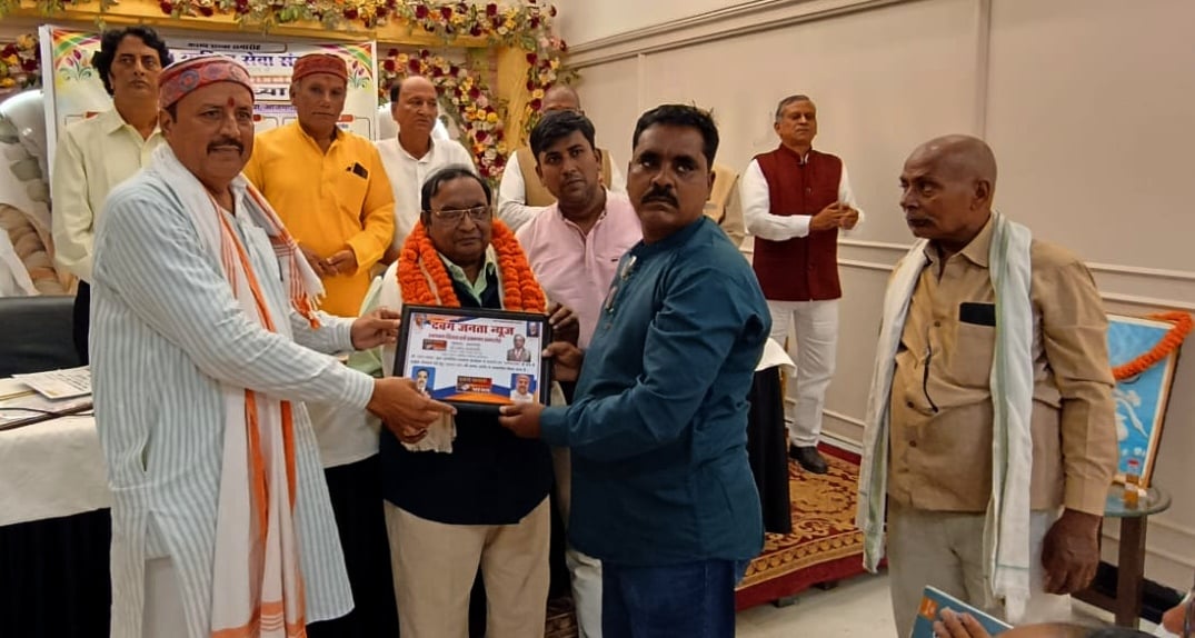 Azamgarh News: काव्य संध्या में कवियों की रचनाओं ने जीता मन