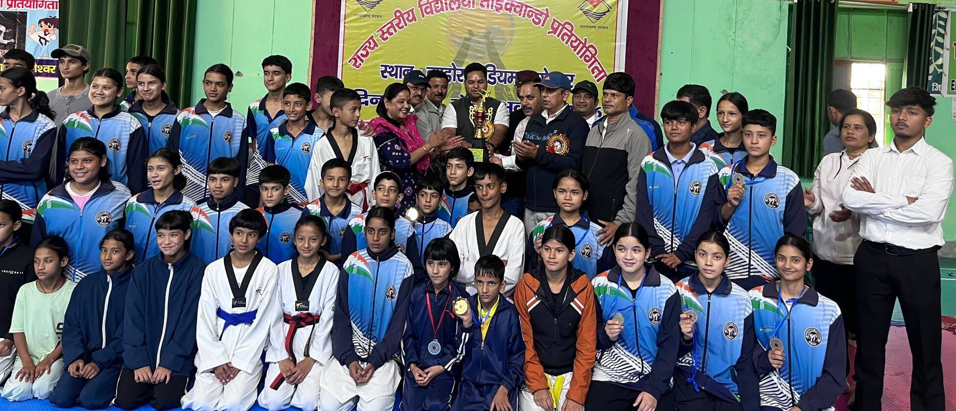 इंडोर स्टेडियम में जीत के बाद खिलाड़ी। संवाद