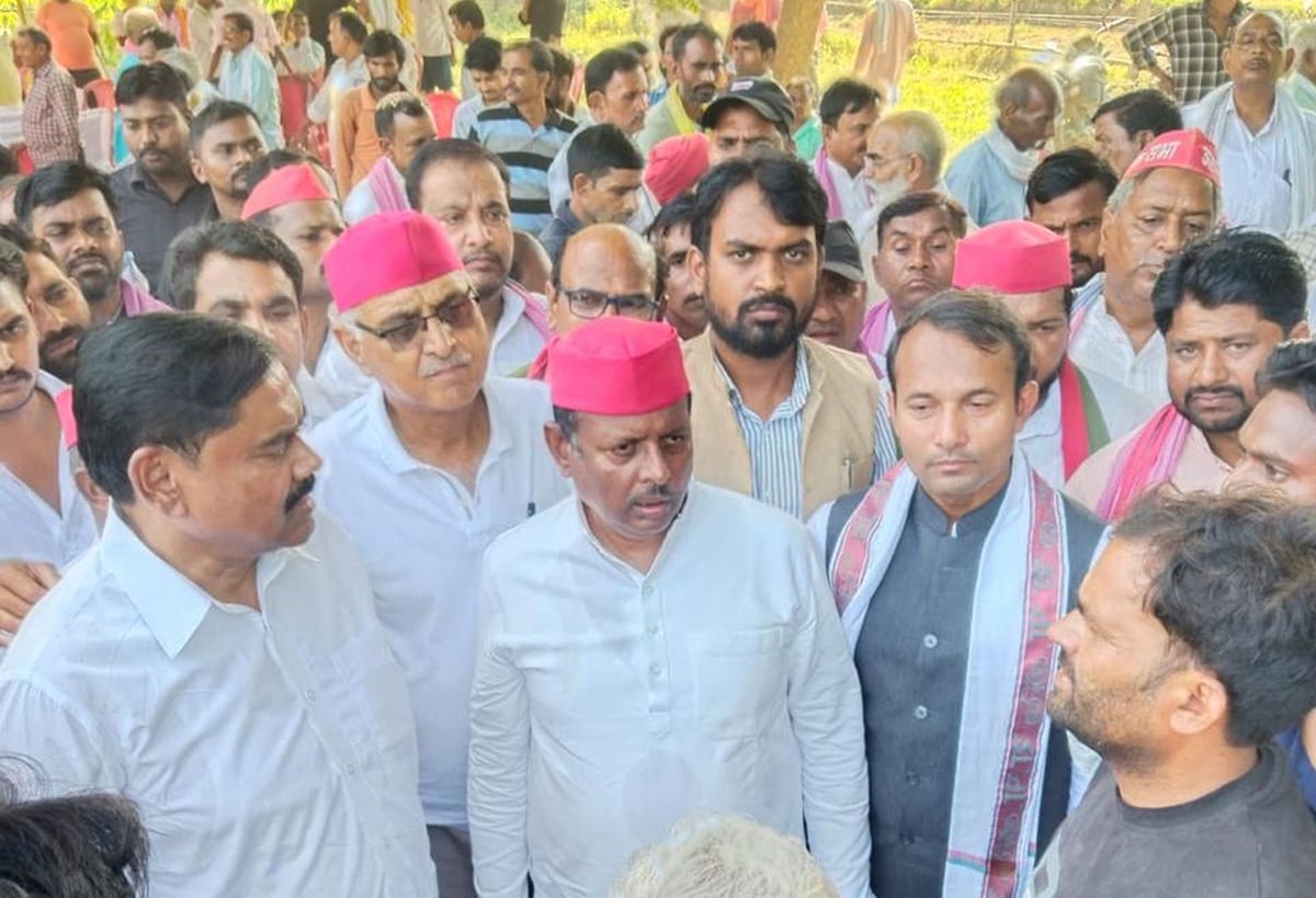 Raebareli News: दंपती से मिलने पहुंचा सपा प्रतिनिधिमंडल