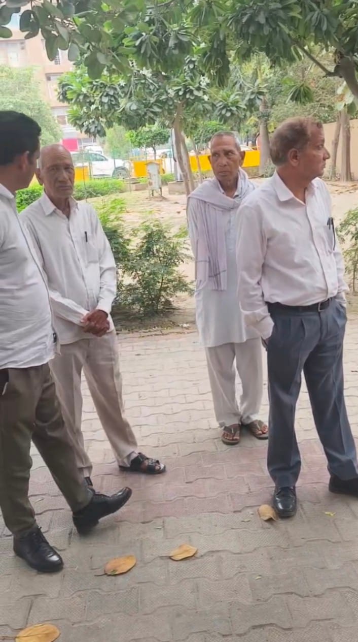 जिला नागरिक अस्पताल में खड़े परिजन। संवाद