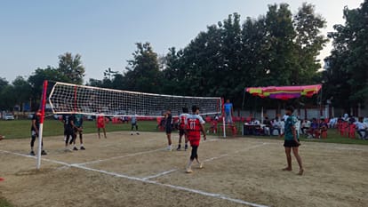 जलालपुर के परुइया आश्रम स्थित बाबा बरुआ दास पीजी कॉलेज में सोमवार को अंतरमहाविद्यालयीय वॉलीबॉल 