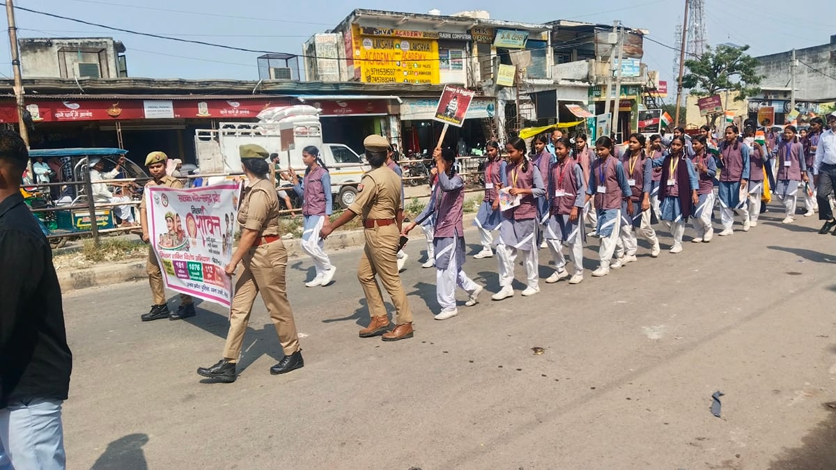 Meerut News: छात्राओं ने नारे लगाकर आमजन को दिया संदेश