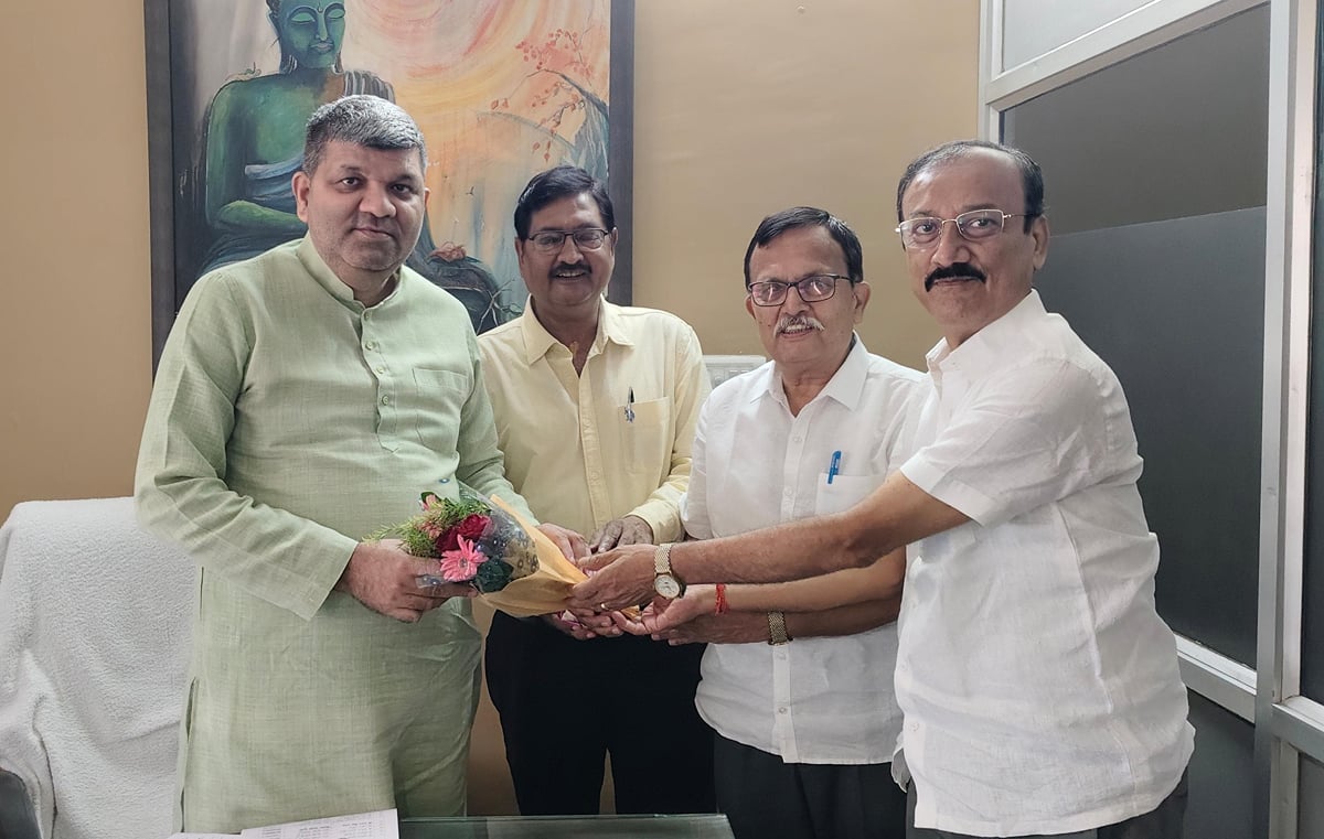 Mirzapur News: कैबिनेट मंत्री ने जनसंवाद में सुनीं फरियादें, अधिकारियों को दिए निर्देश