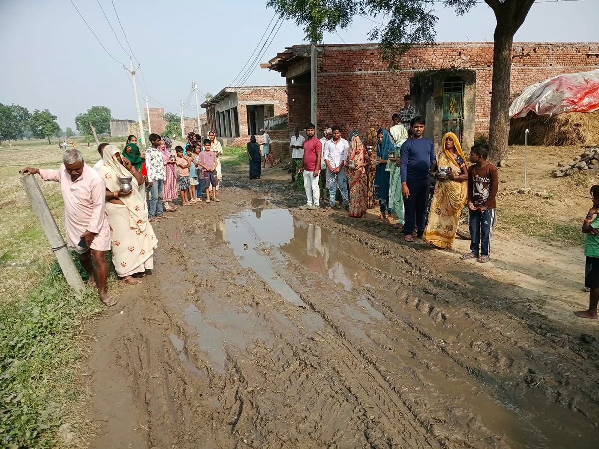 Aligarh News: चामड़ माता के मंदिर के रास्ते पर कीचड़, भक्त परेशान
