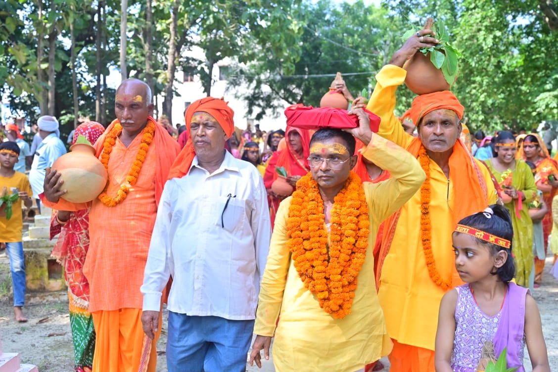 Deoria News: गाजे-बाजे के साथ निकाली कलश यात्रा