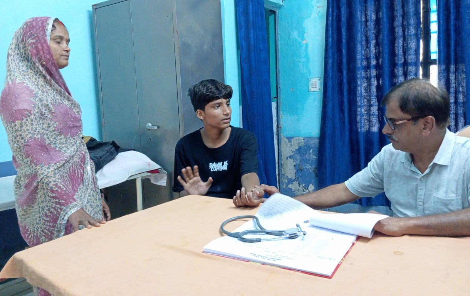 कसियापुर पीएचसी पर मरीज देखते डॉ.डीके वर्मा। संवाद