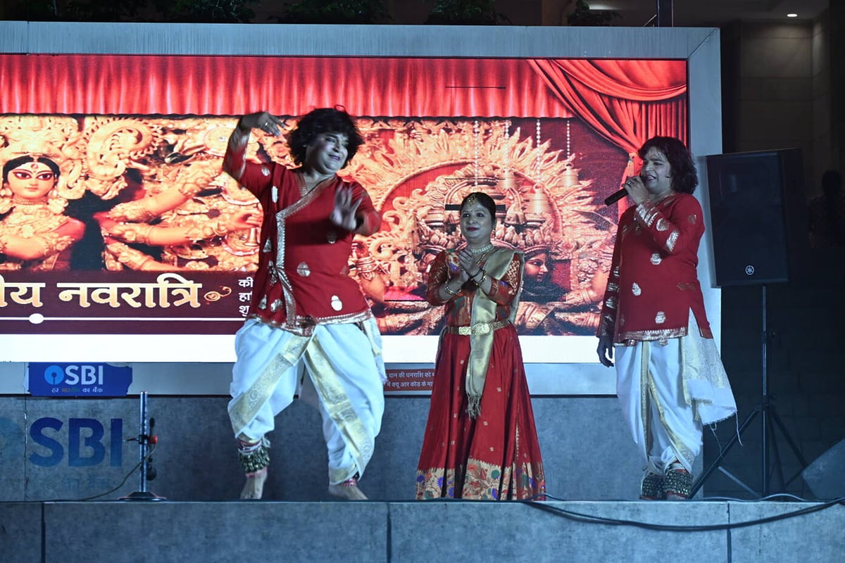 Varanasi News: विश्वनाथ दरबार में गूंजे माता के जयकारे, 11 वैदिक विप्रों ने किया दुर्गा सप्तशती का सस्वर पाठ
