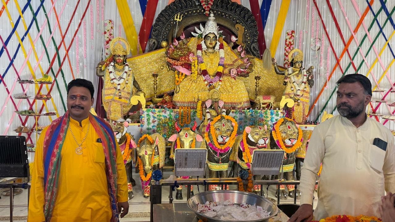 खुर्जा के नव दुर्गा शक्ति मंदिर में मां ब्रह्मचारिणी के स्वरूप में सजी माता की मूर्ति - संवाद