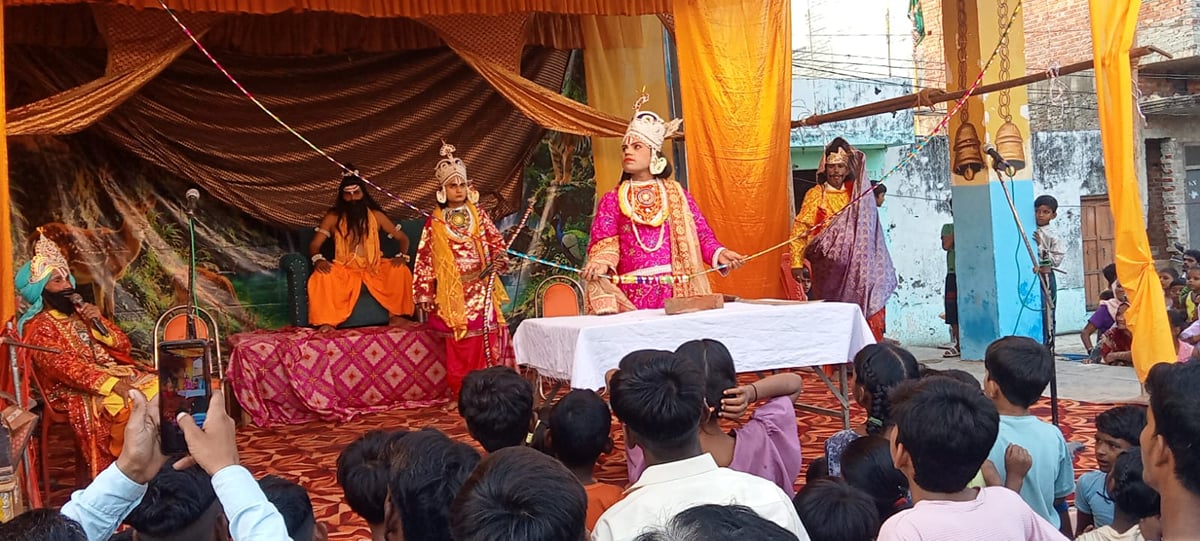 Shahjahanpur News: श्रीराम की बरात का पुष्पवर्षा कर स्वागत