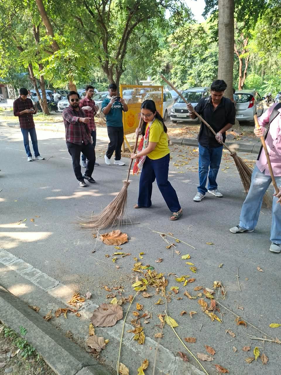 Lucknow News: लखनऊ विश्वविद्यालय में एनएसएस स्वयंसेवकों ने चलाया स्वच्छता अभियान